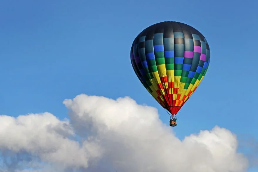 Horkovzdušný balón v oblacích